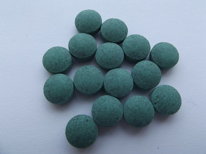 Modrozelenú spirulinu môžete prijímať aj vo forme tabliet.