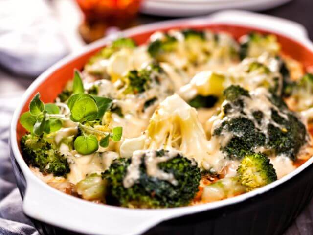 zapekaná brokolica so syrom a čerstvými bylinkami
