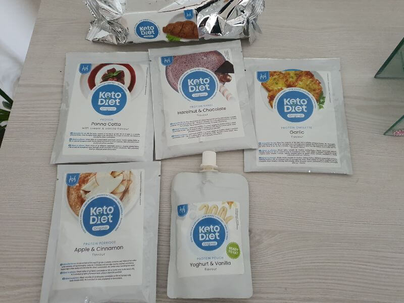 Proteínový croissant slaný, cesnakové placky, panna cotta, proteínová kaša a kapsička