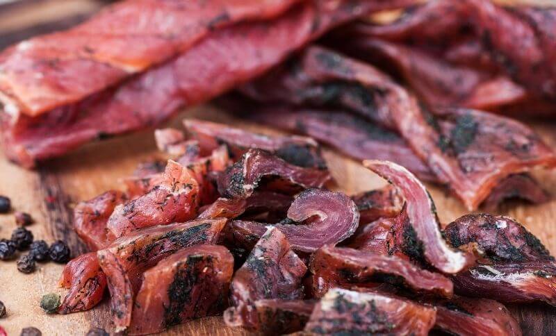 Jerky má jemne zaudenú príchuť.