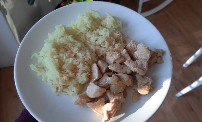 Kung Pao s kuracím mäsom a konjakovou ryžou.