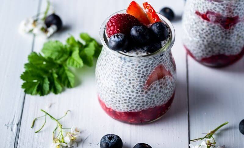Chia puding s čučoriedkami, malinami a jahodami.