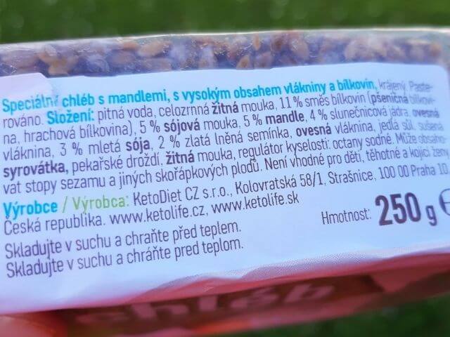 Podrobné zloženie proteínového chleba s mandľami KetoLife vypísané na zadnej strane obalu