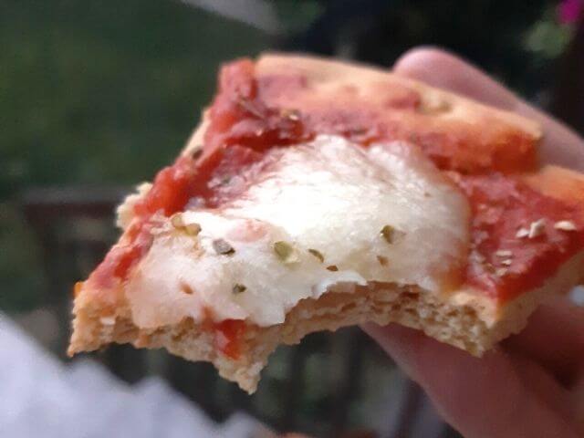 Low carb pizza má v porovnaní s klasickou pizzou niekoľkonásobne nižší podiel sacharidov a často vyšší podiel bielkovín a vlákniny