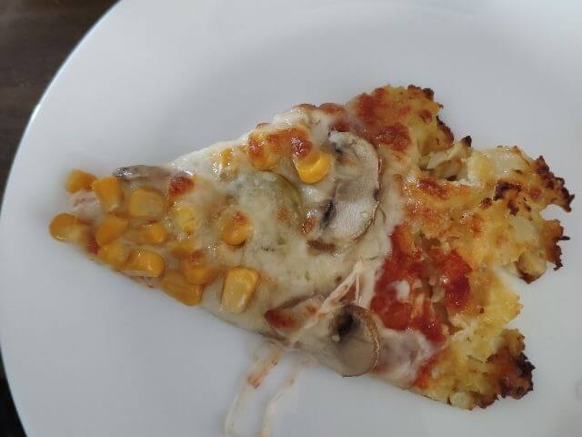 Pizza s korpusom z karfiolu, strúhaného syra a vajíčka