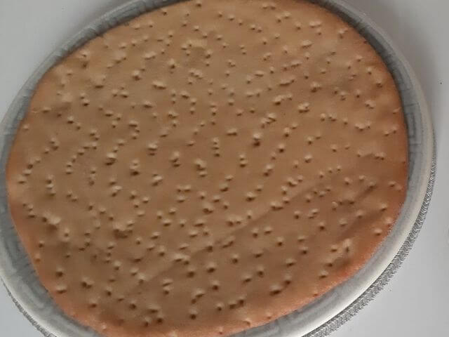 Upečený korpus na keto pizzu, ktorý stačí len doplniť omáčkou spolu s ďalšími ingredienciami a dať zapiecť 