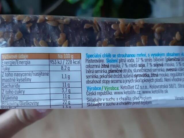 Na zadne strane balenia proteinového chleba KetoLife je detailný výpis jednotlivých zložiek