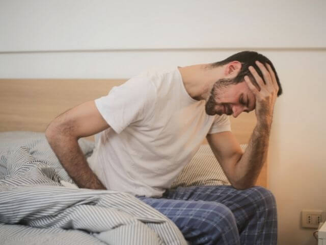 K najčastejším prejavom klesajúcej hladiny testosterónu patrí únava, podráždenosť či strata svalovej hmoty.