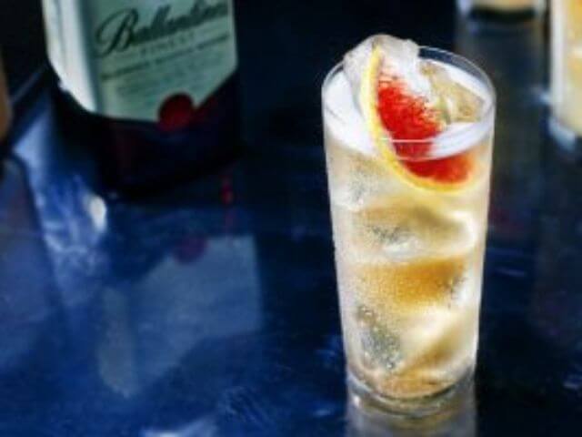 Osviežujúci nápoj s Ballantine's ľadom a citrónom
