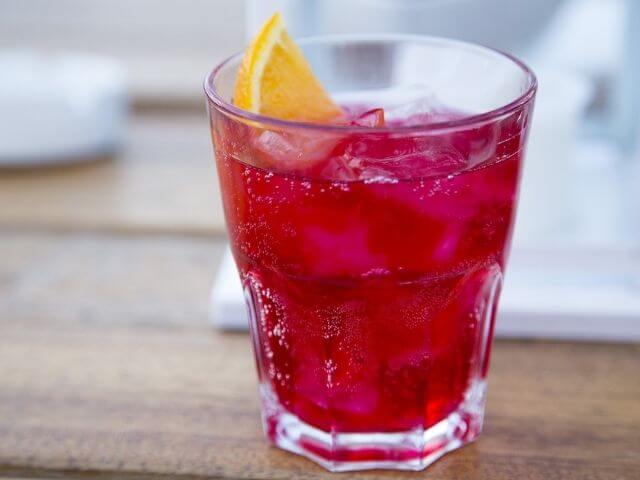 Campari s kúskami ľadu a citrónom