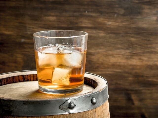 pohár whiskey s ľadom