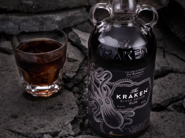 fľaša Kraken rumu spolu s pohárom