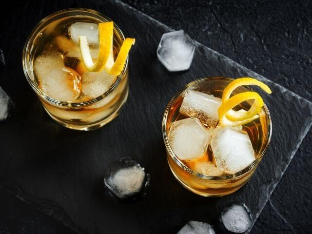 Lagavulin whisky s kockami ľadu