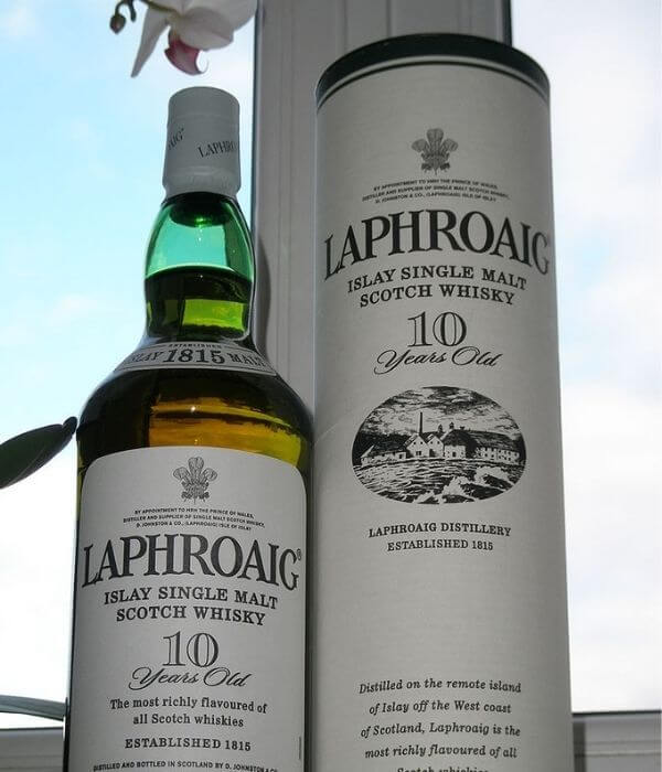 fľaša 10 ročnej Laphroaig whisky