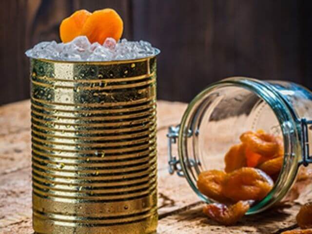Czech garden drink s whisky, ľadom a kúskami marhúľ