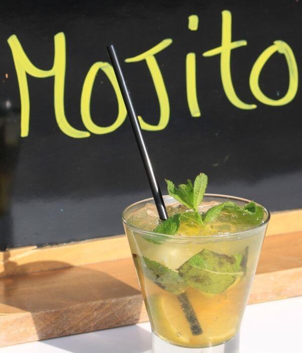 Mojito v pohári s mätou a limetkou