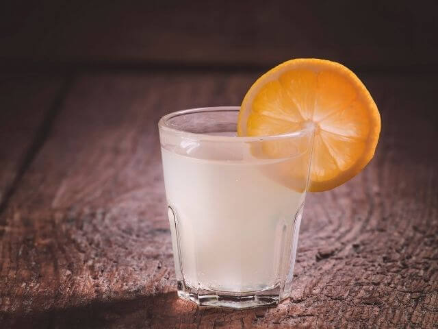 ouzo s kúskom pomaranča