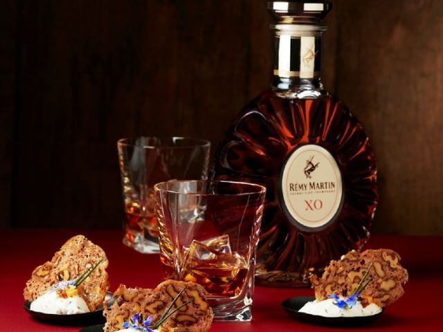 luxusná fľaša spolu s pohármi Rémy Martin XO