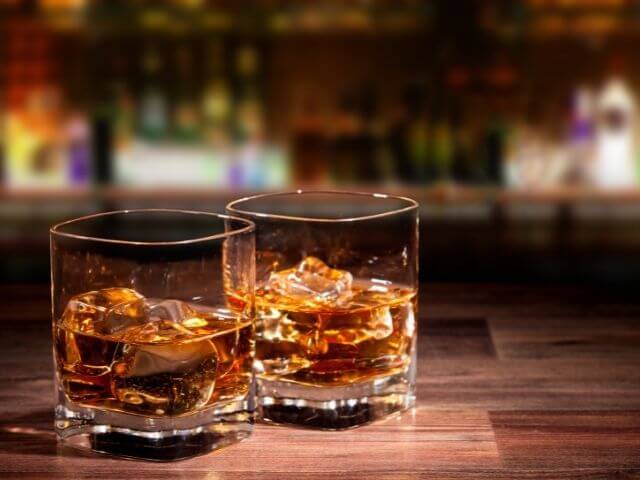 Írska whiskey v pohároch s ľadom