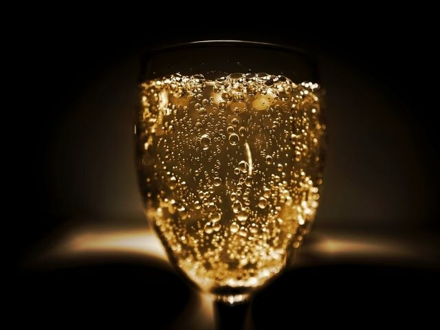 šampanské v pohári