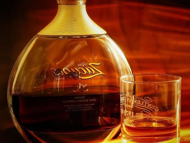 Pôvod, ale i výroba Zacapa rumu spolu s receptami na koktejly