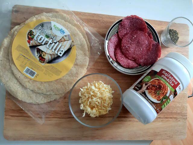 ingrediencie na prípravu pizze z tortilly