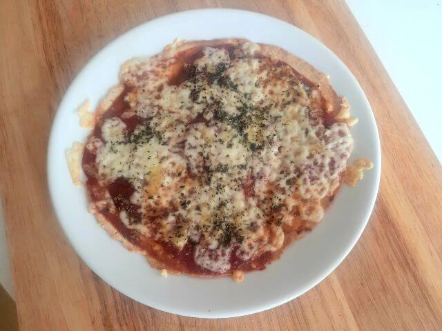 diétna proteínová pizza so salámou a syrom