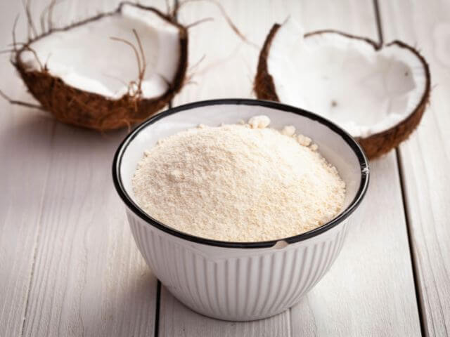 Kokosová múka má pomerne vysoký podiel sacharidov.