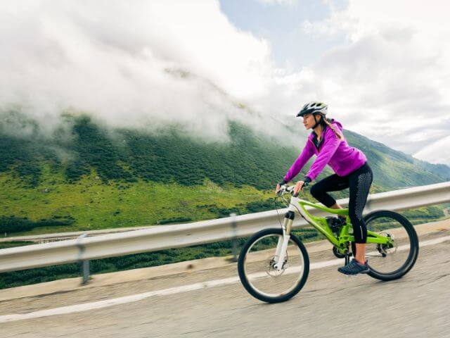 Bicyklovanie patrí k aeróbnym aktivitám, ktoré sa odporúčajú pri chudnutí