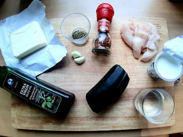 Ingrediencie na prípravu morčacieho mäsa s grilovanou cuketou