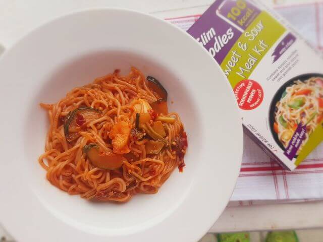 Diétna večera: Slim Noodles Meal Kit s kuracím mäsom a cuketou