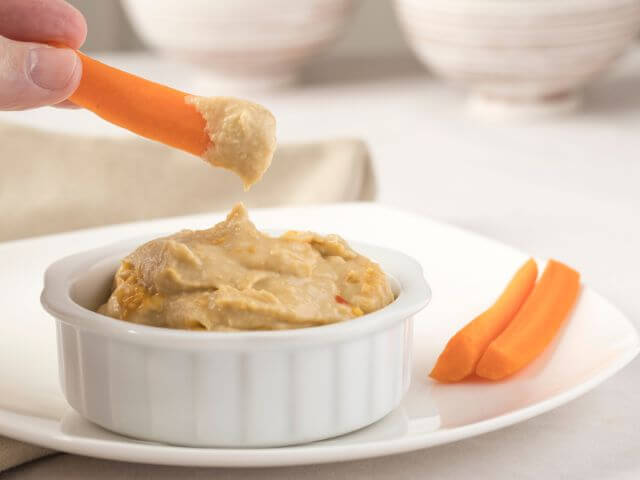 Hummus s pokrájanou mrkvou