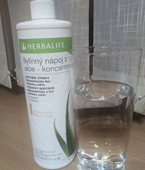 Herbalife bylinný nápoj z aloe sa pridáva do čistej vody