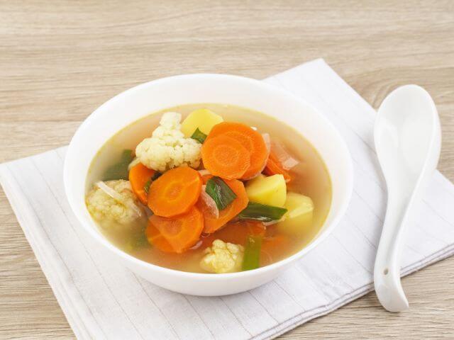zeleninová polievka s mrkvou, karfiolom a petržlenovou vňaťou