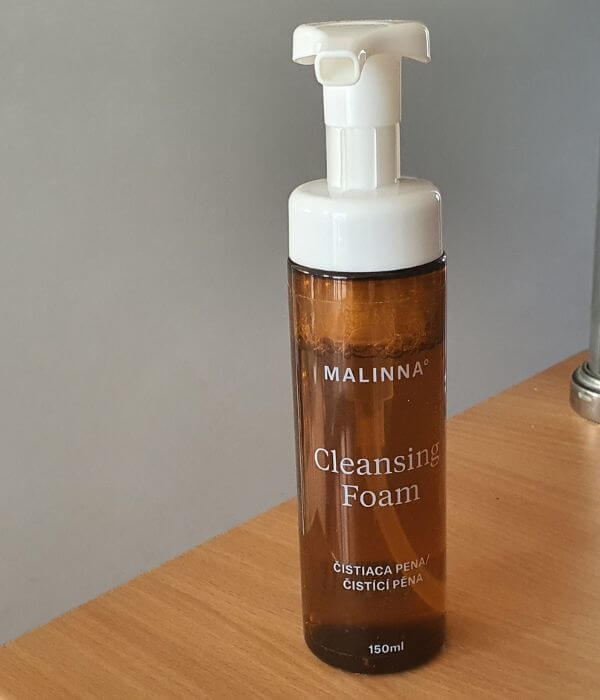 čistiaca pena Cleansing Foam v praktickej fľaške 