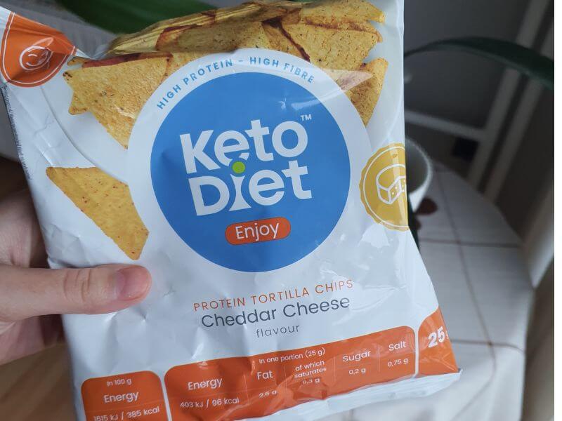 Balíček proteínových chipsov s príchuťou cheddaru