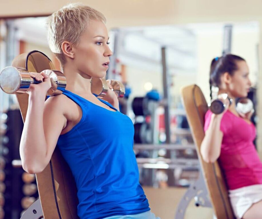 Silové cvičenie vo fitness centre